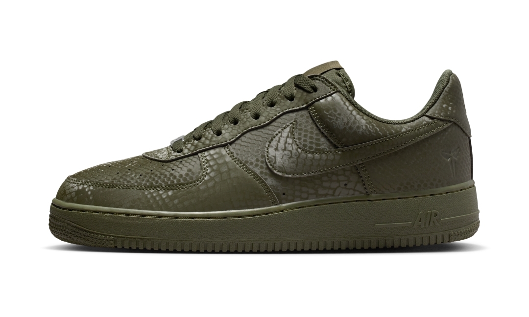 【2026年 春 発売予定】Kobe Bryant Forever × NIKE AIR FORCE 1 LOW QS “Cargo Khaki” (コービー・ブライアント ナイキ エア フォース 1 ロー レトロ “カーゴカーキ”) [IB0018-301]