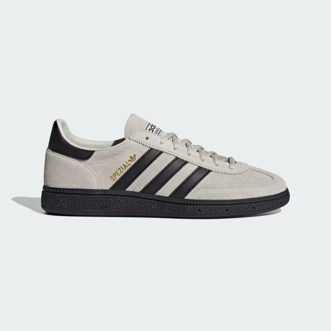 【2025年 6/27 発売】adidas Originals HANDBALL SPEZIAL “Alumina/Core Black/Gold Metallic” (アディダス オリジナルス ハンドボール スペツィアル “アルミナ/ブラック/ゴールド”) [JR3667]