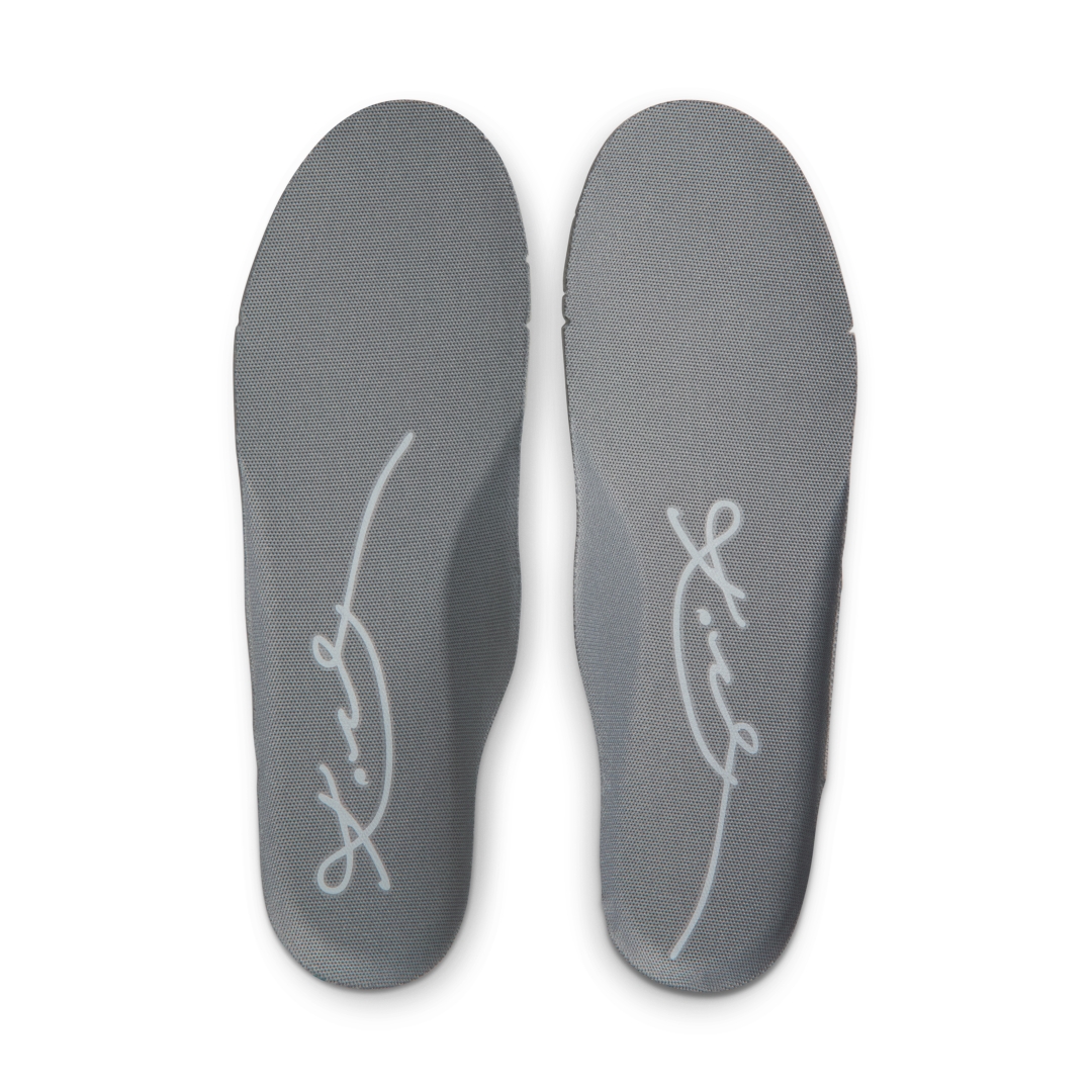 【海外 2026年 1/2 発売予定】Kobe Bryant Forever × NIKE AIR FORCE 1 LOW QS “Cool Grey” (コービー・ブライアント ナイキ エア フォース 1 ロー レトロ “クールグレー”) [IB0018-004]