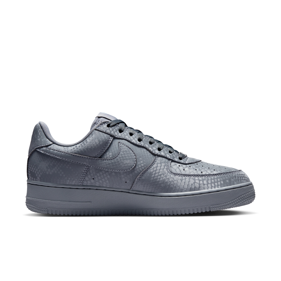 【海外 2026年 1/2 発売予定】Kobe Bryant Forever × NIKE AIR FORCE 1 LOW QS “Cool Grey” (コービー・ブライアント ナイキ エア フォース 1 ロー レトロ “クールグレー”) [IB0018-004]