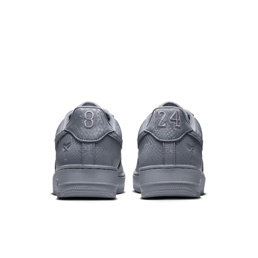 【海外 2026年 1/2 発売予定】Kobe Bryant Forever × NIKE AIR FORCE 1 LOW QS “Cool Grey” (コービー・ブライアント ナイキ エア フォース 1 ロー レトロ “クールグレー”) [IB0018-004]