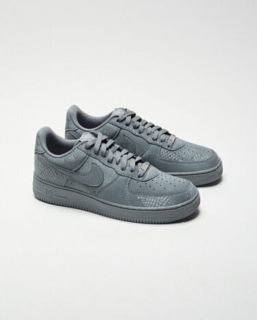 【海外 2026年 1/2 発売予定】Kobe Bryant Forever × NIKE AIR FORCE 1 LOW QS “Cool Grey” (コービー・ブライアント ナイキ エア フォース 1 ロー レトロ “クールグレー”) [IB0018-004]