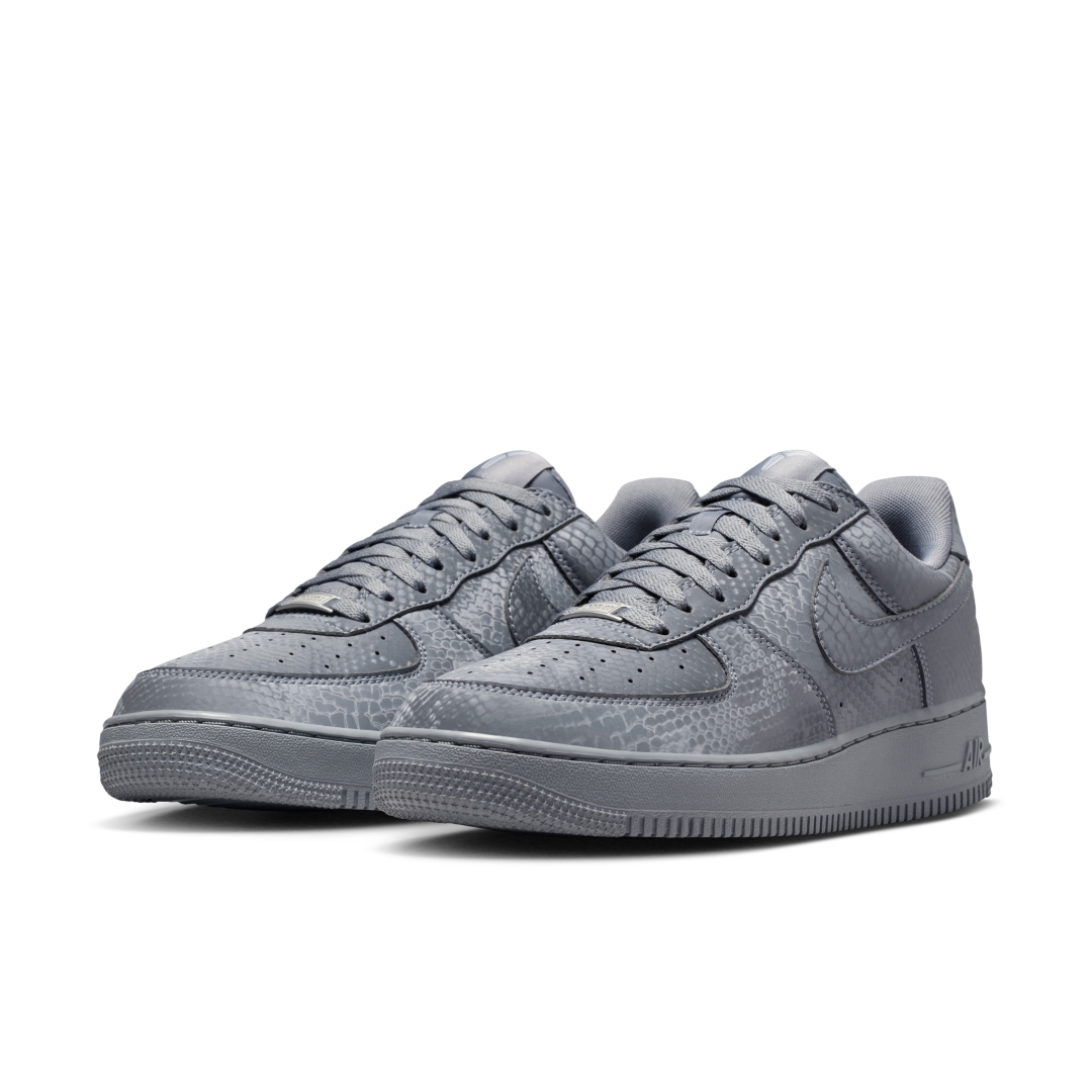 【海外 2026年 1/2 発売予定】Kobe Bryant Forever × NIKE AIR FORCE 1 LOW QS “Cool Grey” (コービー・ブライアント ナイキ エア フォース 1 ロー レトロ “クールグレー”) [IB0018-004]