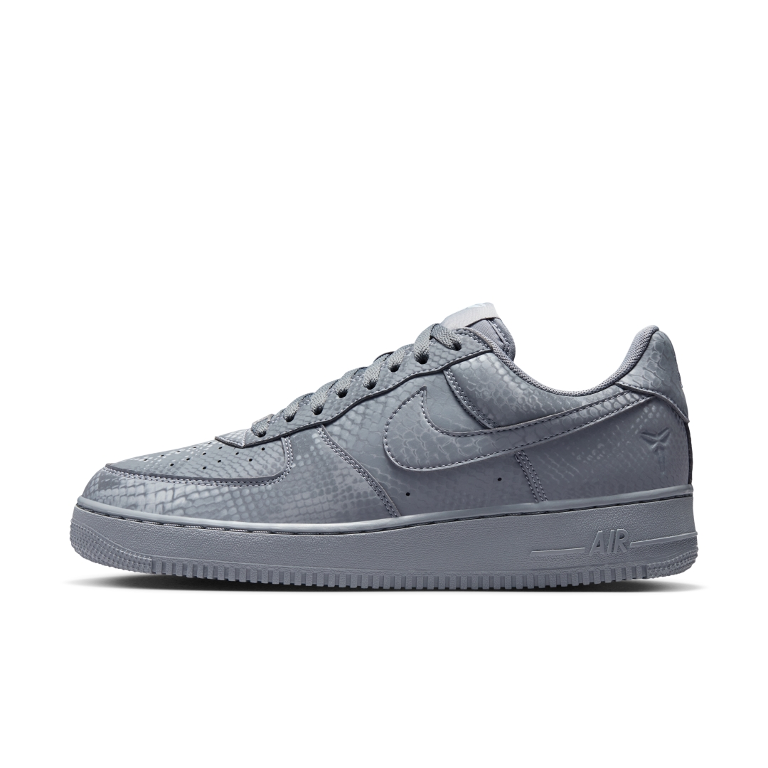 【海外 2026年 1/2 発売予定】Kobe Bryant Forever × NIKE AIR FORCE 1 LOW QS “Cool Grey” (コービー・ブライアント ナイキ エア フォース 1 ロー レトロ “クールグレー”) [IB0018-004]
