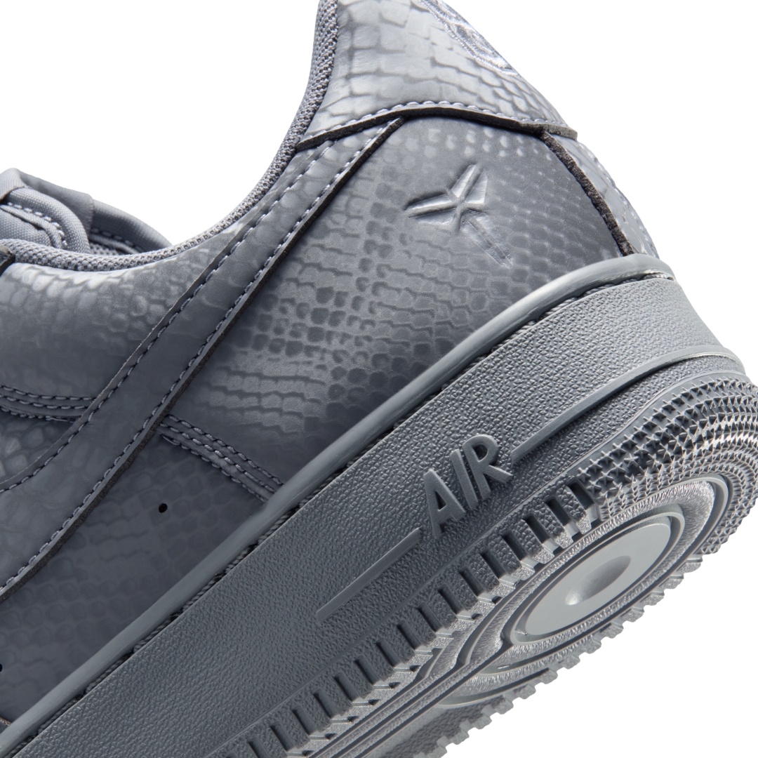 【海外 2026年 1/2 発売予定】Kobe Bryant Forever × NIKE AIR FORCE 1 LOW QS “Cool Grey” (コービー・ブライアント ナイキ エア フォース 1 ロー レトロ “クールグレー”) [IB0018-004]