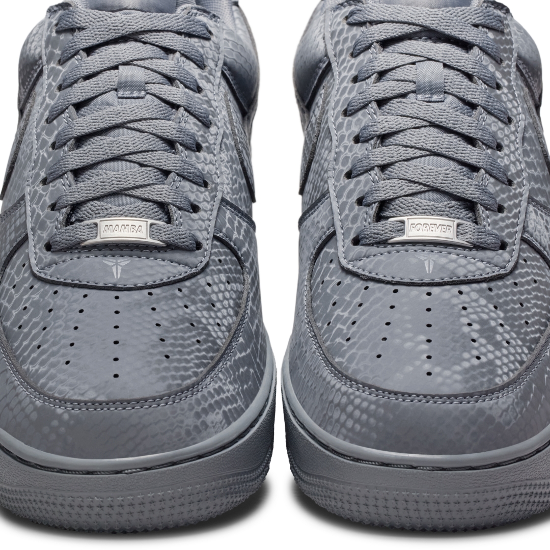 【海外 2026年 1/2 発売予定】Kobe Bryant Forever × NIKE AIR FORCE 1 LOW QS “Cool Grey” (コービー・ブライアント ナイキ エア フォース 1 ロー レトロ “クールグレー”) [IB0018-004]