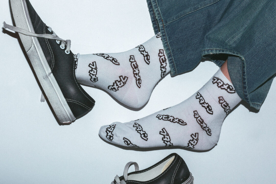 「おやつカンパニー ブタメン」をモチーフにしたオリジナルデザイン靴下が予約販売 (Oyatsu Company ButamenTabio MEN Socks)