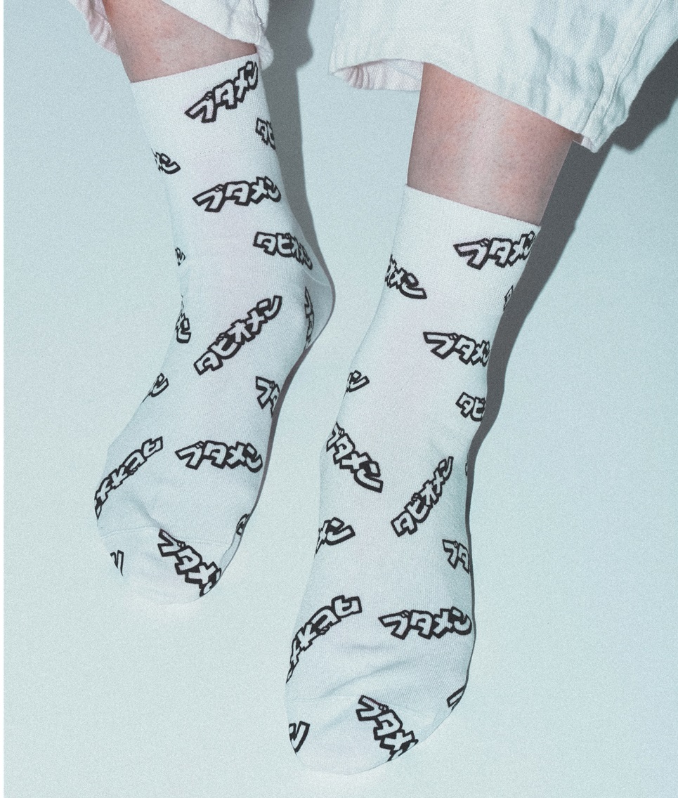 「おやつカンパニー ブタメン」をモチーフにしたオリジナルデザイン靴下が予約販売 (Oyatsu Company ButamenTabio MEN Socks)