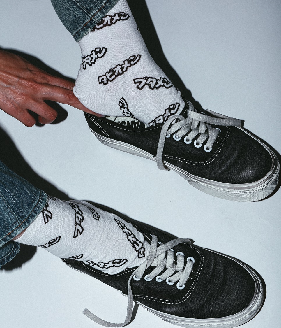 「おやつカンパニー ブタメン」をモチーフにしたオリジナルデザイン靴下が予約販売 (Oyatsu Company ButamenTabio MEN Socks)