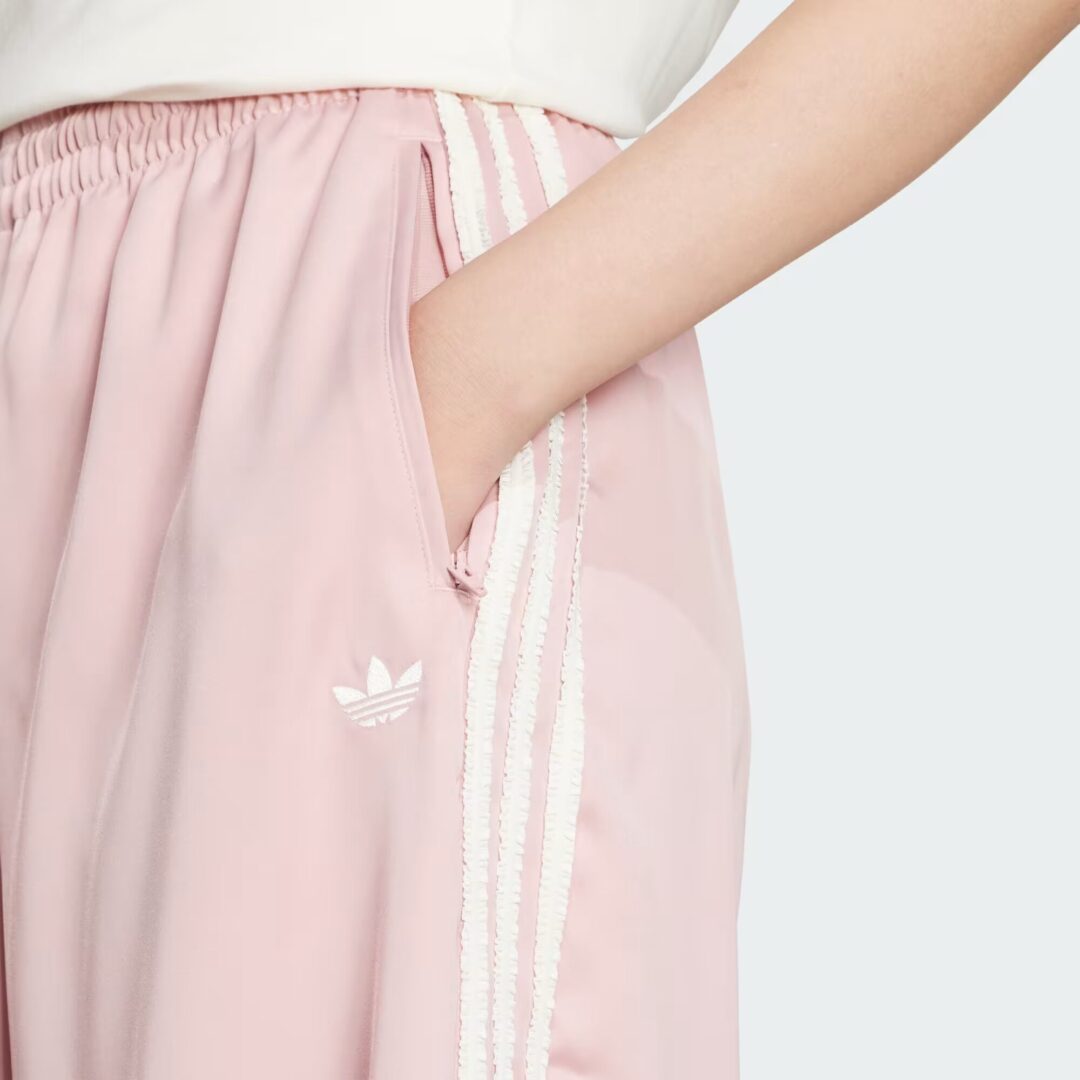【2025年 6/13 発売】アディダス オリジナルス “サテン ワイドレッグパンツ ラッフル スリーストライプス” (adidas Originals Satin wide leg trousers with ruffles and three stripes) [KC8813/KC8815]