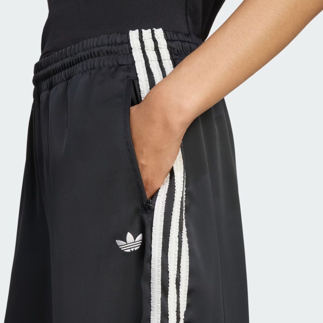 【2025年 6/13 発売】アディダス オリジナルス “サテン ワイドレッグパンツ ラッフル スリーストライプス” (adidas Originals Satin wide leg trousers with ruffles and three stripes) [KC8813/KC8815]