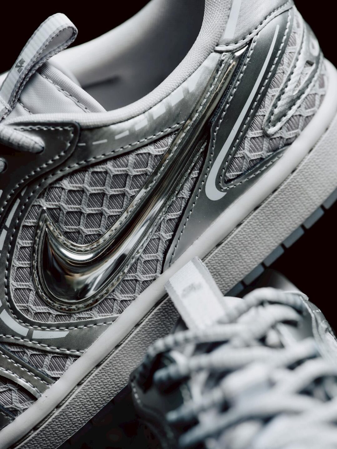 【2025年 7/1 発売】NIKE W AIR JORDAN 1 LOW METHOD OF MAKE “Neutral GrayMetallic Silver” (ナイキ ウィメンズ エア ジョーダン 1 ロー MM “メソッドオブメイク/グレー/シルバー”) [HQ2186-002]