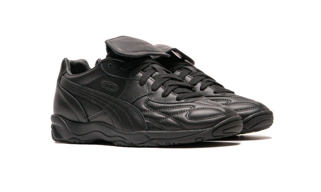 【2025年 6/21 発売】Lack of Guidance × PUMA KING INDOOR “Triple Black” (ラック・オブ・ガイダンス プーマ キング インドア “トリプルブラック”) [404083-01]