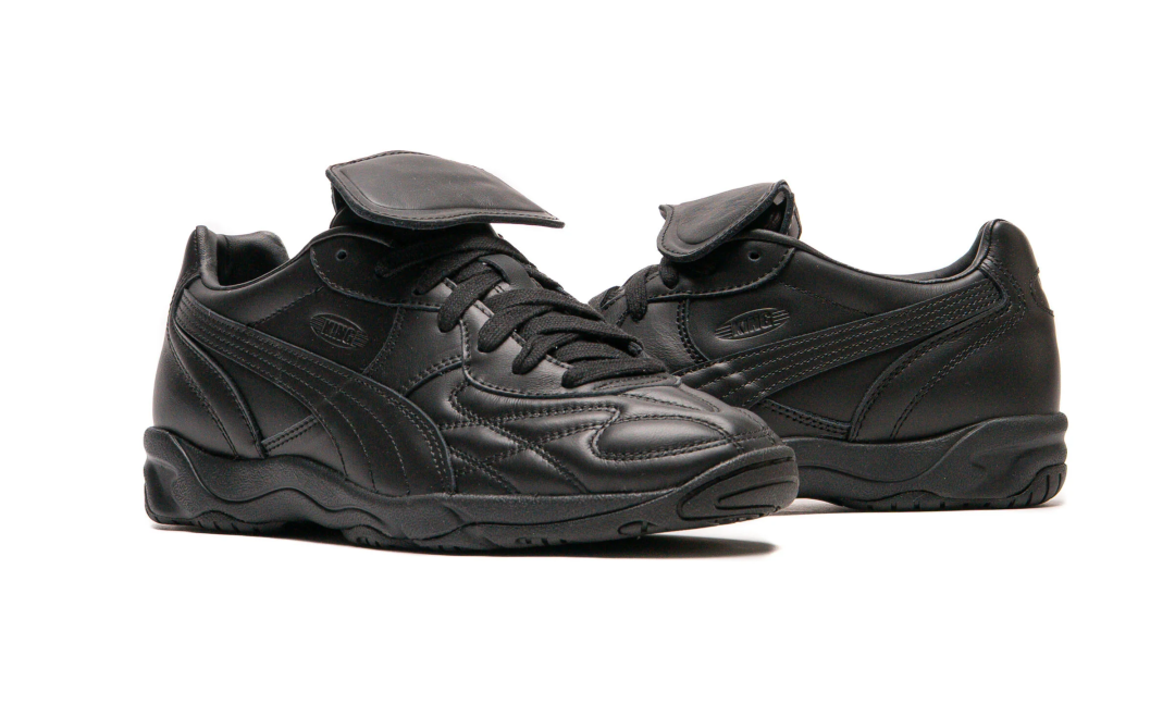 【2025年 6/21 発売】Lack of Guidance × PUMA KING INDOOR “Triple Black” (ラック・オブ・ガイダンス プーマ キング インドア “トリプルブラック”) [404083-01]