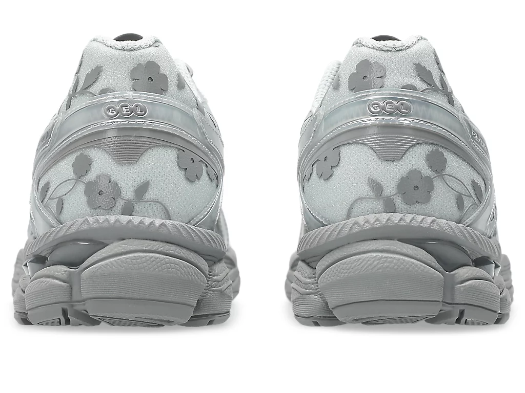 【2025年 6/27 発売】Cecilie Bahnsen x ASICS GEL-CUMULUS 16 “Floral Motifs” (セシリー バンセン アシックス ゲルキュムラス “フローラル”) [1203A762.001/1203A762.020/1203A762.750]