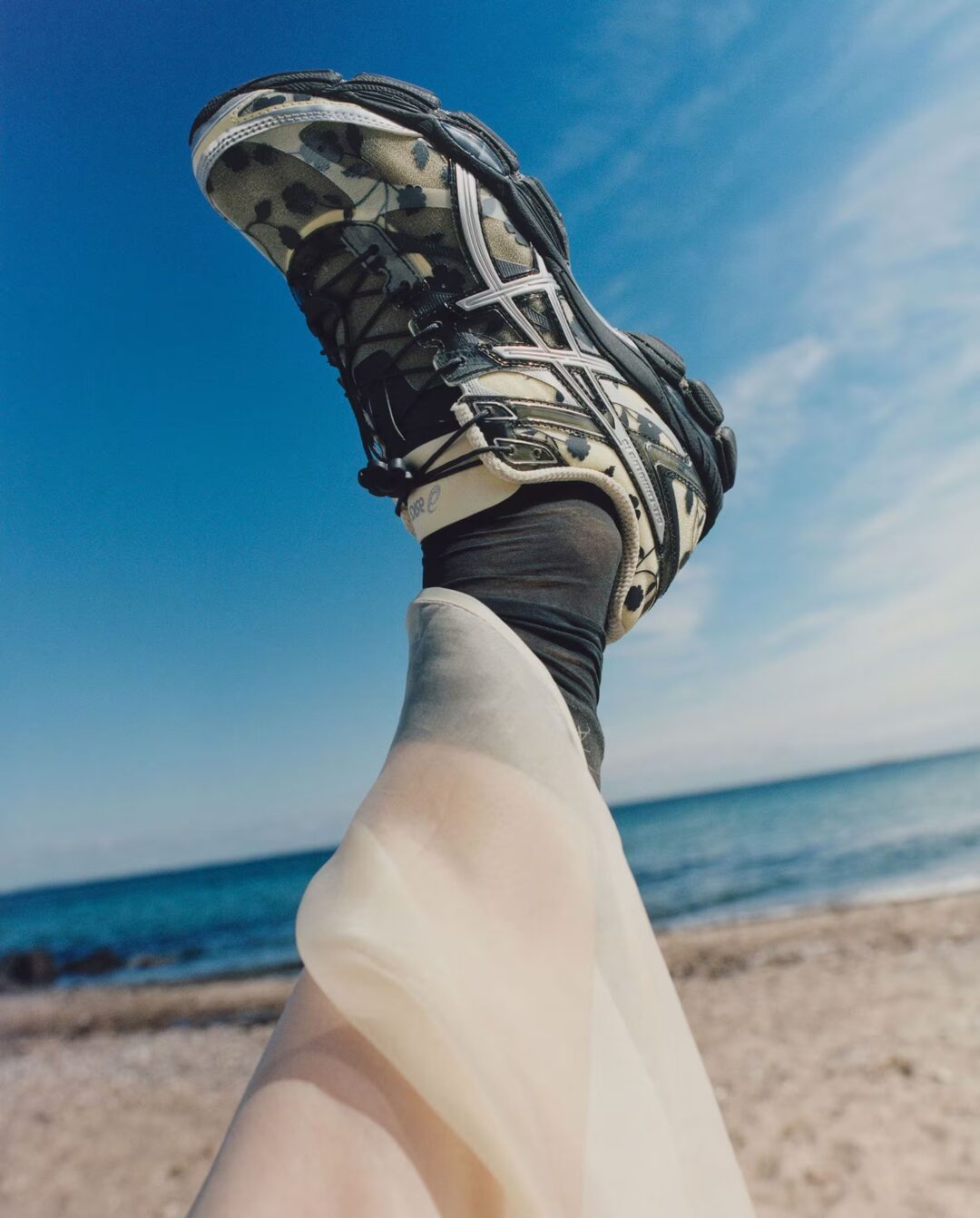 【2025年 6/27 発売】Cecilie Bahnsen x ASICS GEL-CUMULUS 16 “Floral Motifs” (セシリー バンセン アシックス ゲルキュムラス “フローラル”) [1203A762.001/1203A762.020/1203A762.750]