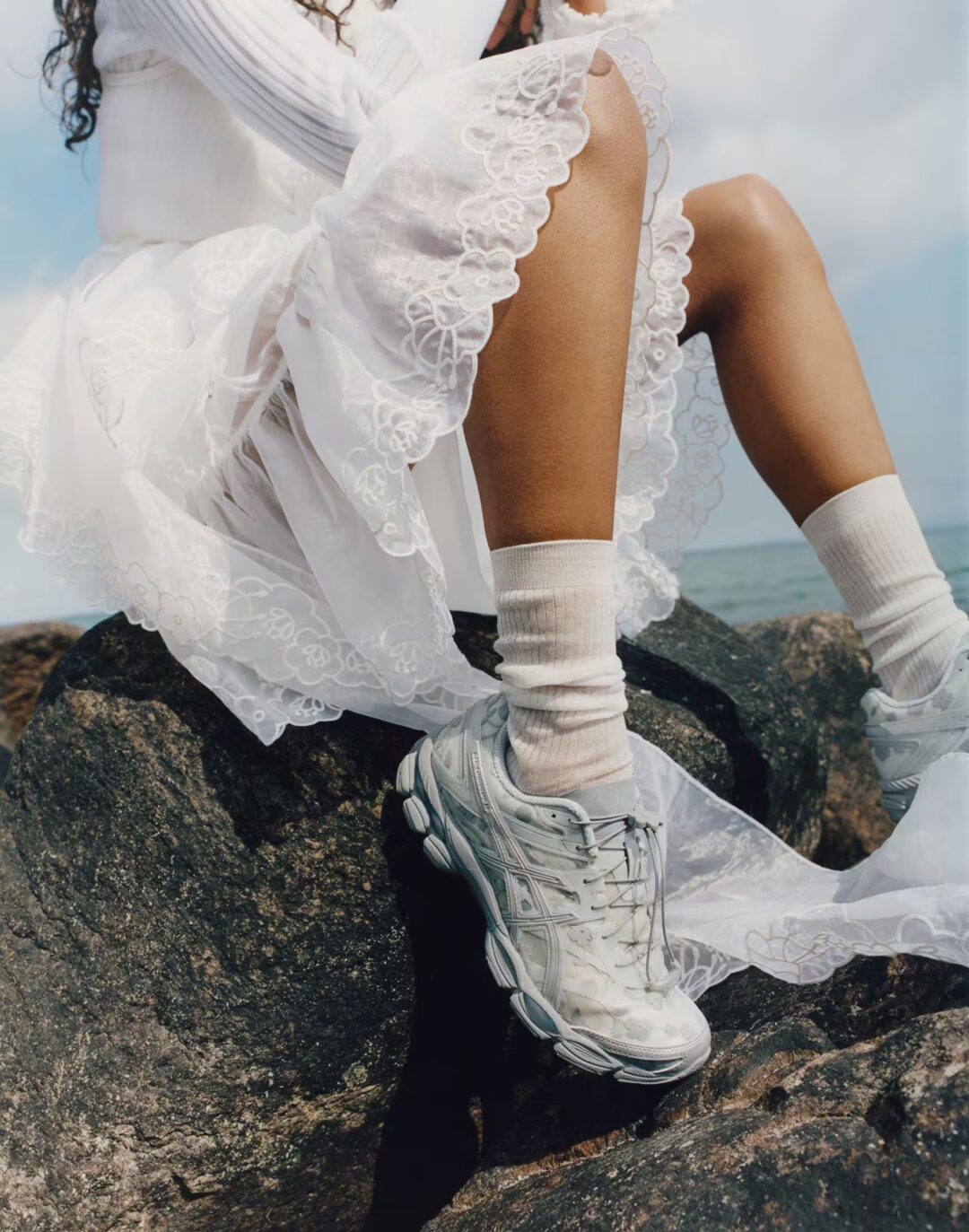 【2025年 6/27 発売】Cecilie Bahnsen x ASICS GEL-CUMULUS 16 “Floral Motifs” (セシリー バンセン アシックス ゲルキュムラス “フローラル”) [1203A762.001/1203A762.020/1203A762.750]