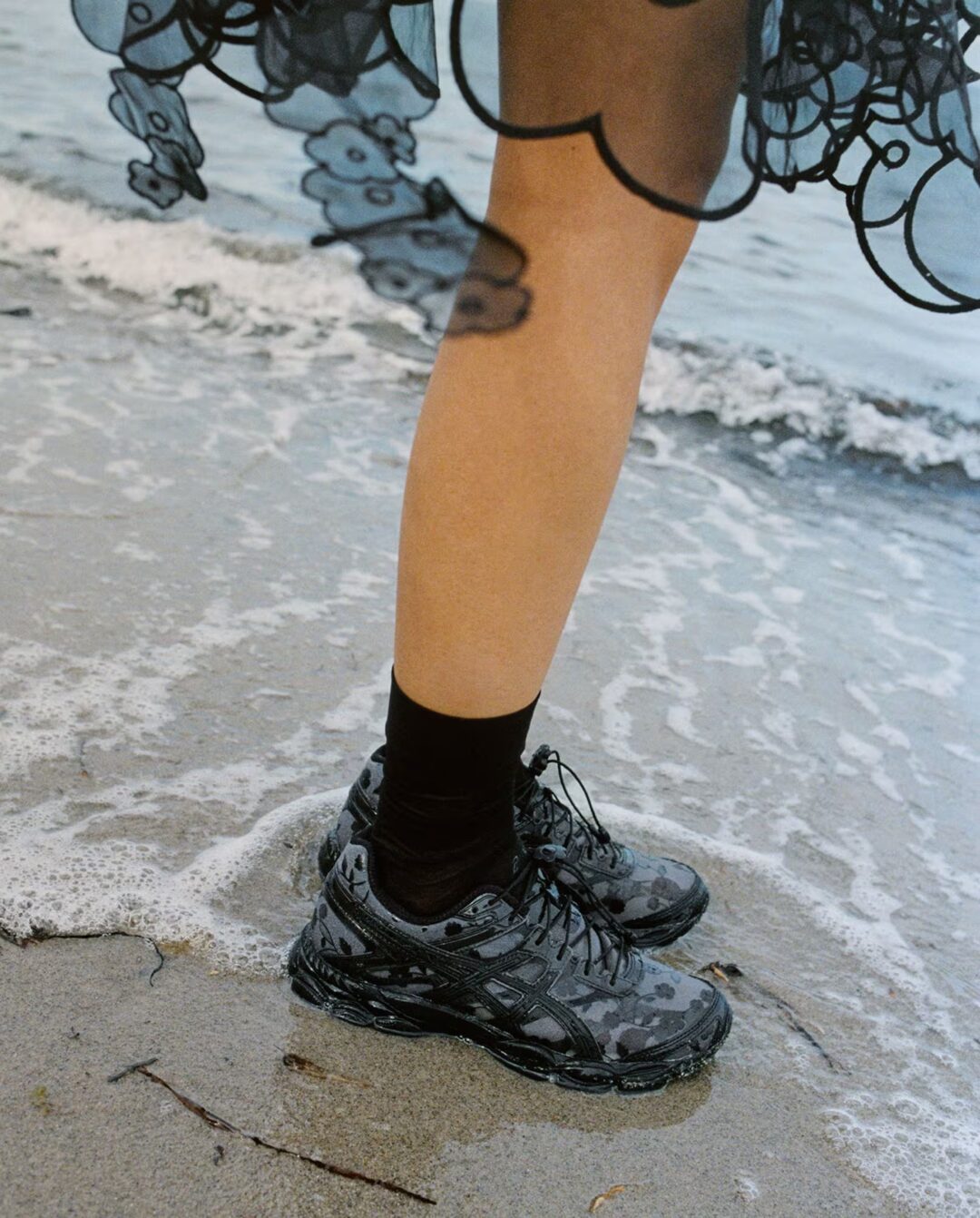 【2025年 6/27 発売】Cecilie Bahnsen x ASICS GEL-CUMULUS 16 “Floral Motifs” (セシリー バンセン アシックス ゲルキュムラス “フローラル”) [1203A762.001/1203A762.020/1203A762.750]