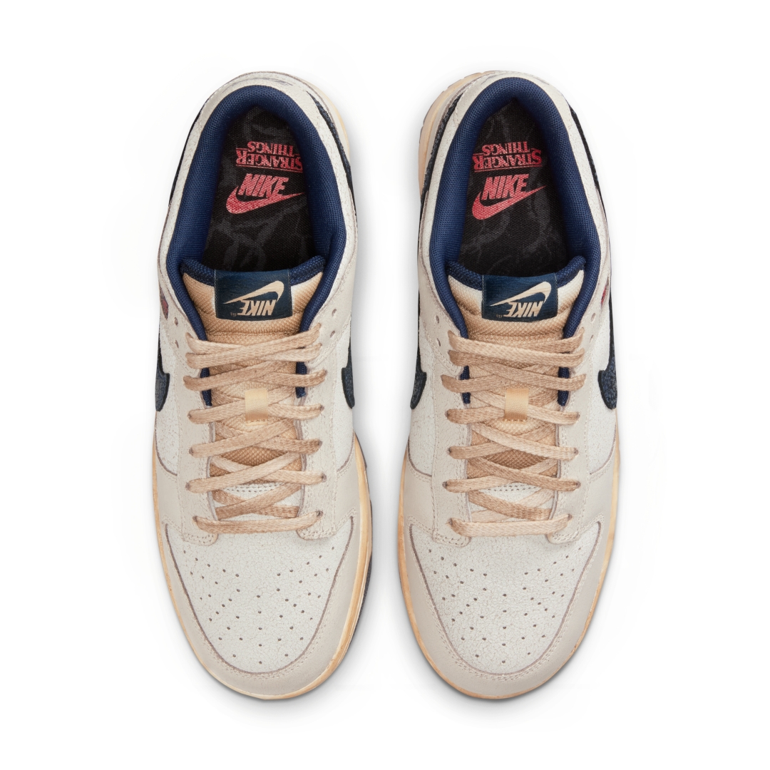【2025年 11/6 発売予定】Stranger Things × NIKE DUNK LOW (ストレンジャー・シングス ナイキ ダンク ロー) [IH6766-001/IH6766-002]