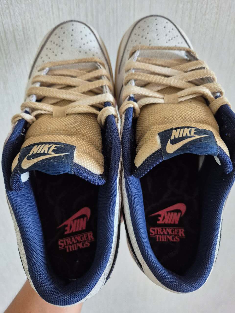 【2025年末 発売予定】Stranger Things × NIKE SB DUNK LOW (ストレンジャー・シングス ナイキ ダンク ロー) [IH6766-001/IH6766-002]