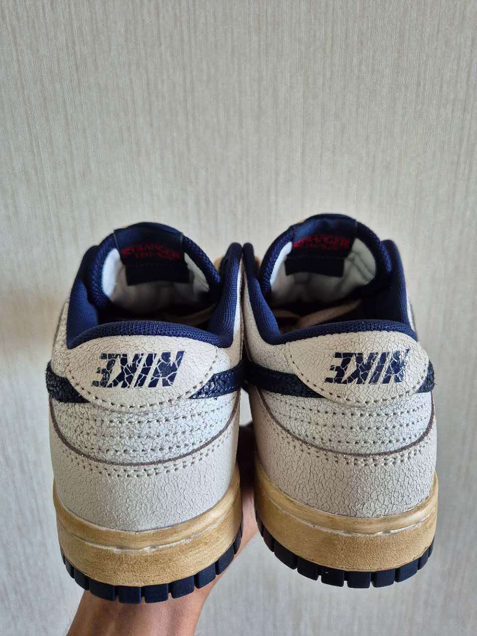 【2025年末 発売予定】Stranger Things × NIKE SB DUNK LOW (ストレンジャー・シングス ナイキ ダンク ロー) [IH6766-001/IH6766-002]