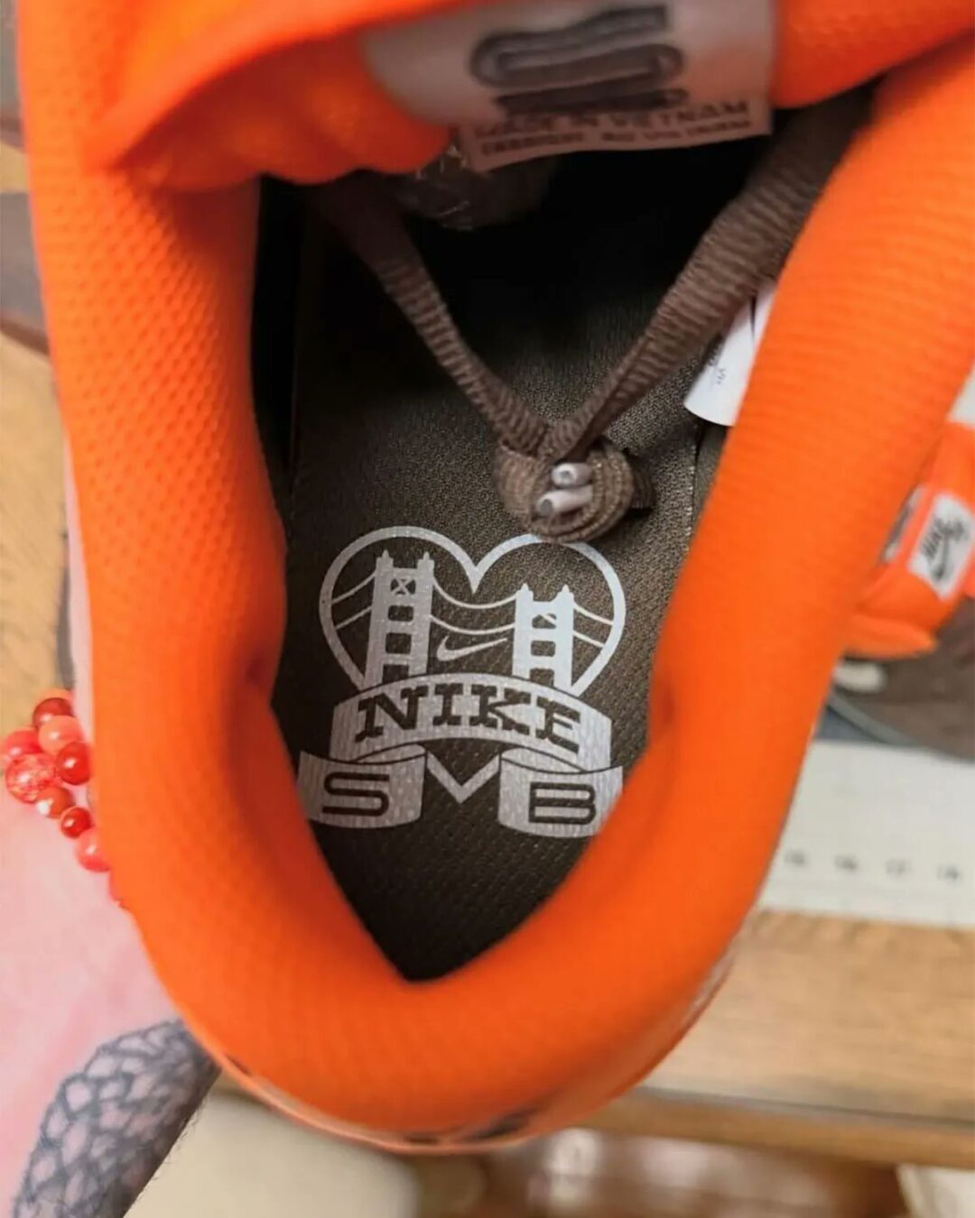 【2026年 春 発売予定】NIKE SB DUNK LOW PRO PREMIUM “Muni/Safety Orange/Baroque Brown” (ナイキ ダンク ロー プロ プレミアム “セフティオレンジ/バロックブラウン”) [IR1888-800]