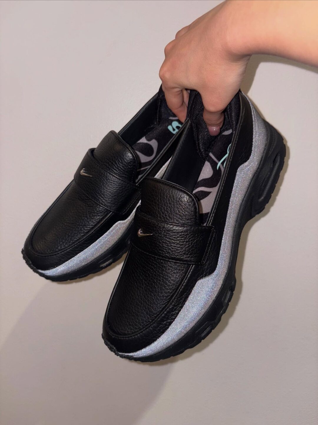 【2025年 6/22 & 6/27 発売】NIKE AIR MAX PHENOMENA “SWDC/Triple Black” (ナイキ エア マックス フェノメナ “セリーナ・ウィリアムズ・デザインクルー/トリプルブラック”) [HJ4400-002]