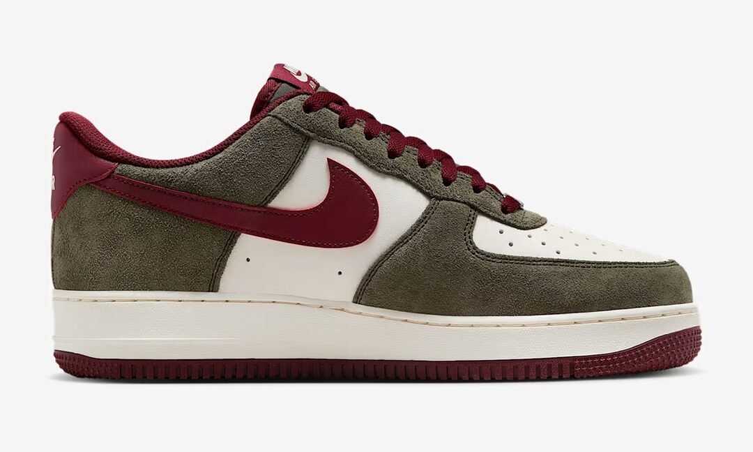 【2025年 6/9 発売】NIKE AIR FORCE 1 07 LOW “Cargo Khaki/Dark Team Red” (ナイキ エア フォース 1 ロー “カーゴカーキ/ダークチームレッド”) [FQ8714-302]
