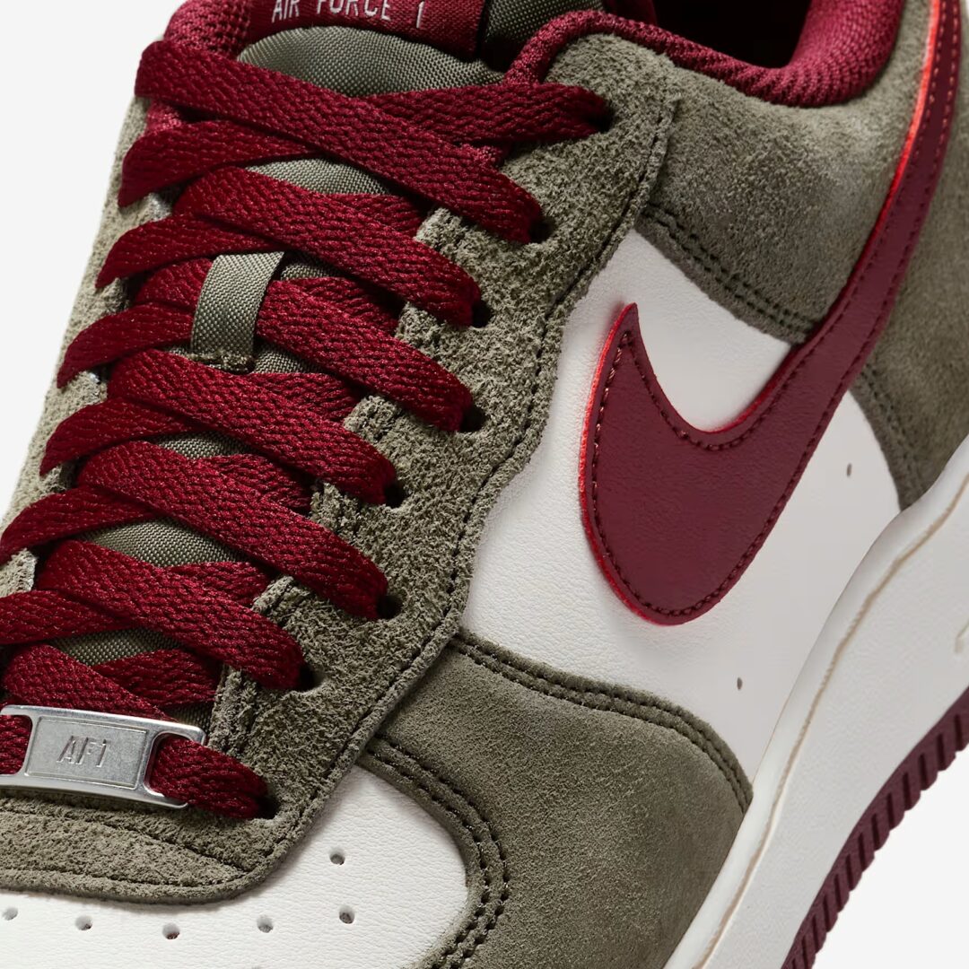【2025年 6/9 発売】NIKE AIR FORCE 1 07 LOW “Cargo Khaki/Dark Team Red” (ナイキ エア フォース 1 ロー “カーゴカーキ/ダークチームレッド”) [FQ8714-302]