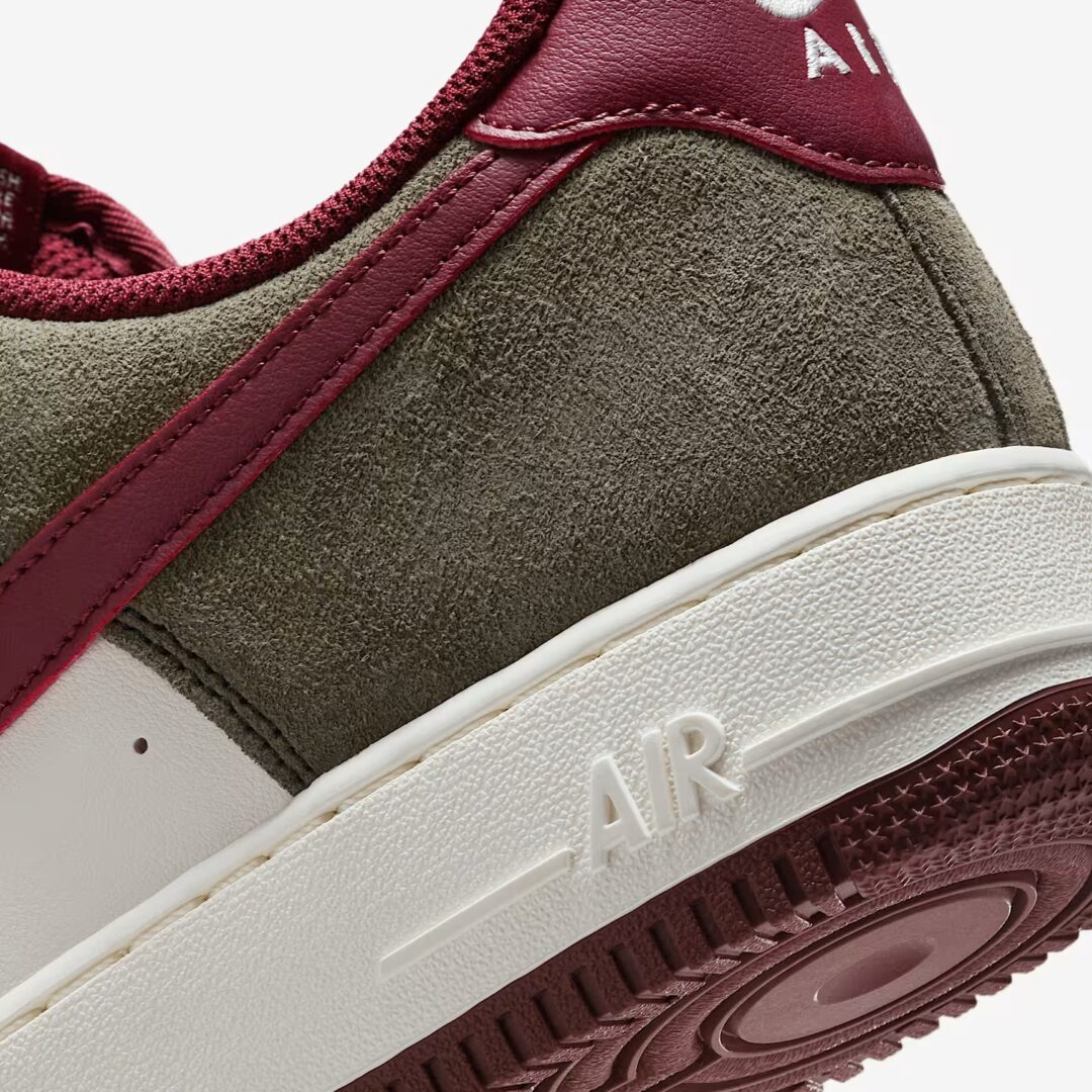 【2025年 6/9 発売】NIKE AIR FORCE 1 07 LOW “Cargo Khaki/Dark Team Red” (ナイキ エア フォース 1 ロー “カーゴカーキ/ダークチームレッド”) [FQ8714-302]