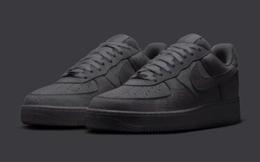 【2026年 春 発売予定】Kobe Bryant Forever × NIKE AIR FORCE 1 LOW QS “Triple Black” (コービー・ブライアント ナイキ エア フォース 1 ロー レトロ “トリプルブラック”) [IB0018-003]
