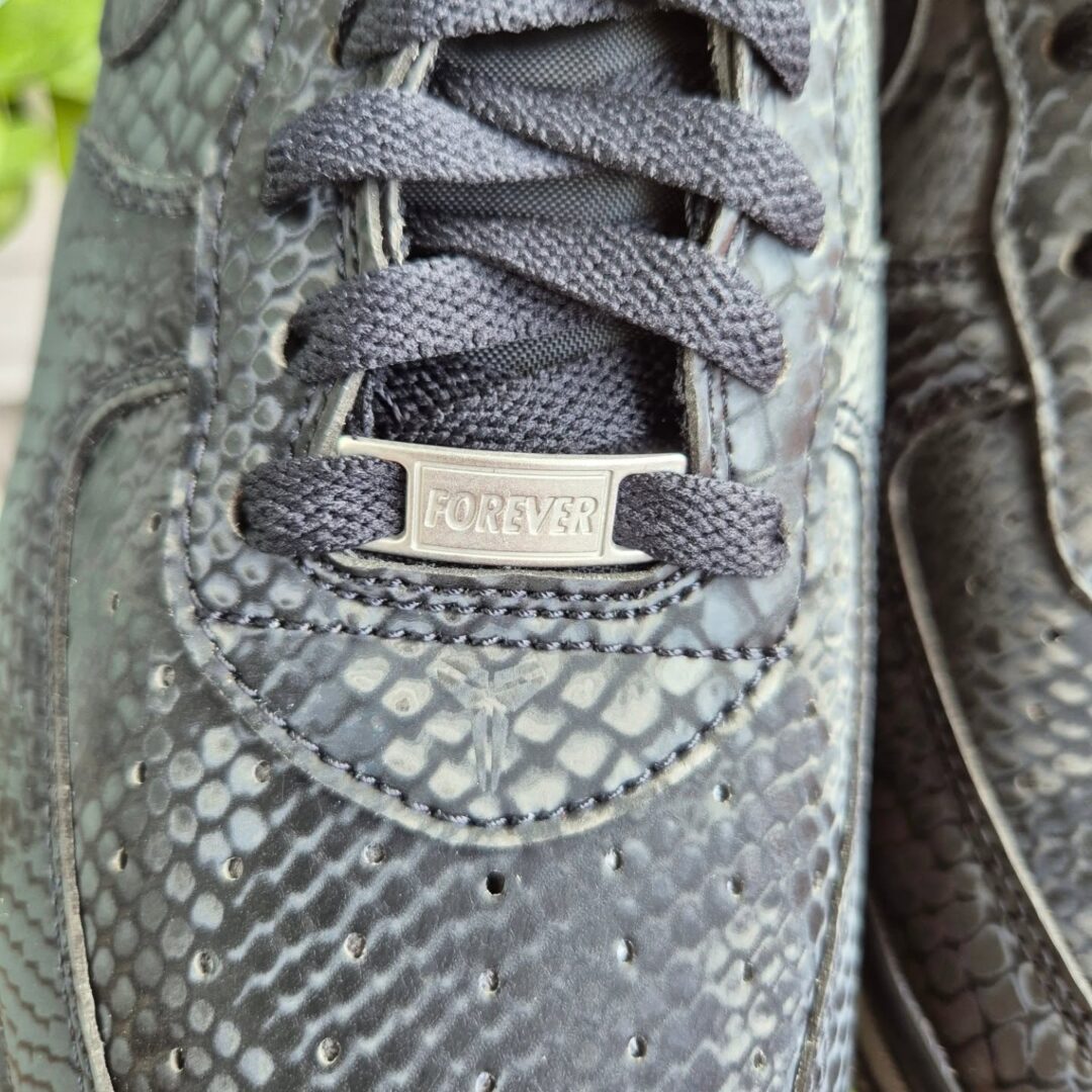 【2026年 春 発売予定】Kobe Bryant Forever × NIKE AIR FORCE 1 LOW QS “Triple Black” (コービー・ブライアント ナイキ エア フォース 1 ロー レトロ “トリプルブラック”) [IB0018-003]