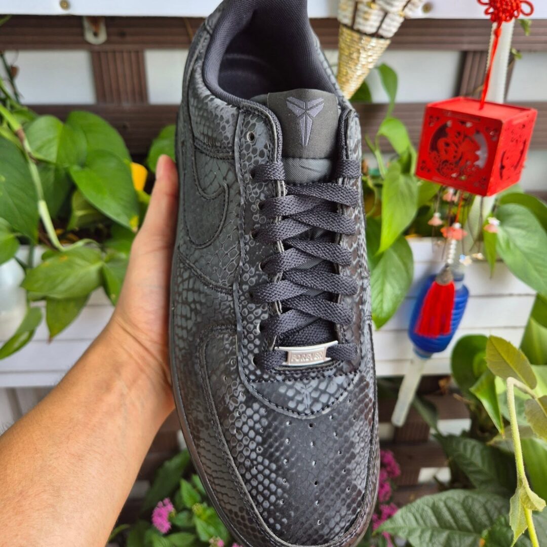 【2026年 春 発売予定】Kobe Bryant Forever × NIKE AIR FORCE 1 LOW QS “Triple Black” (コービー・ブライアント ナイキ エア フォース 1 ロー レトロ “トリプルブラック”) [IB0018-003]