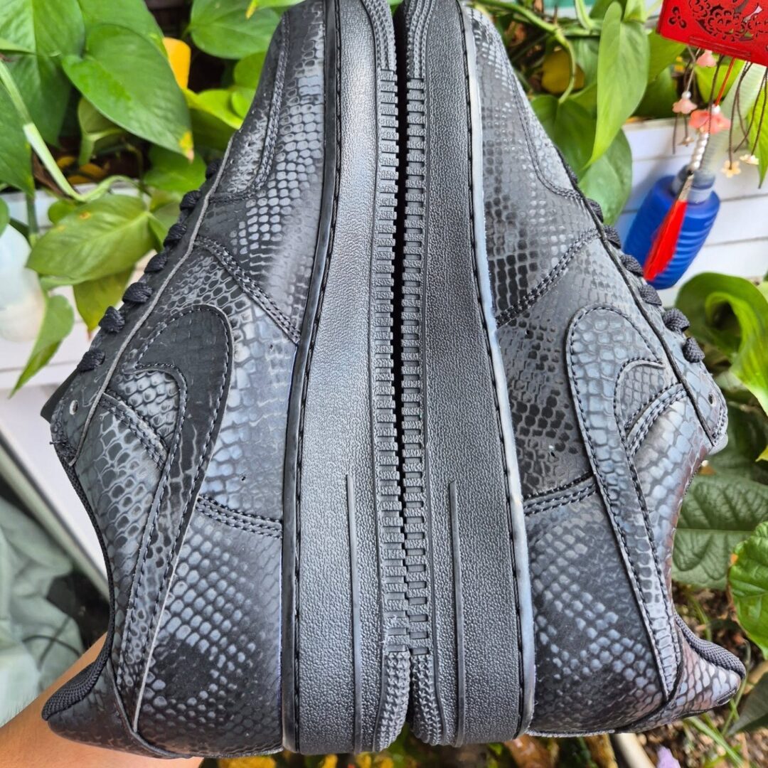 【2026年 春 発売予定】Kobe Bryant Forever × NIKE AIR FORCE 1 LOW QS “Triple Black” (コービー・ブライアント ナイキ エア フォース 1 ロー レトロ “トリプルブラック”) [IB0018-003]
