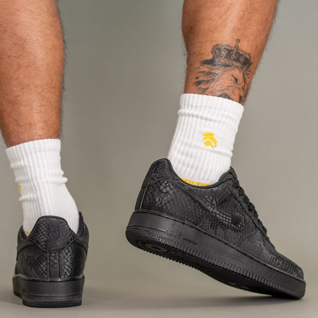 【2026年 春 発売予定】Kobe Bryant Forever × NIKE AIR FORCE 1 LOW QS “Triple Black” (コービー・ブライアント ナイキ エア フォース 1 ロー レトロ “トリプルブラック”) [IB0018-003]