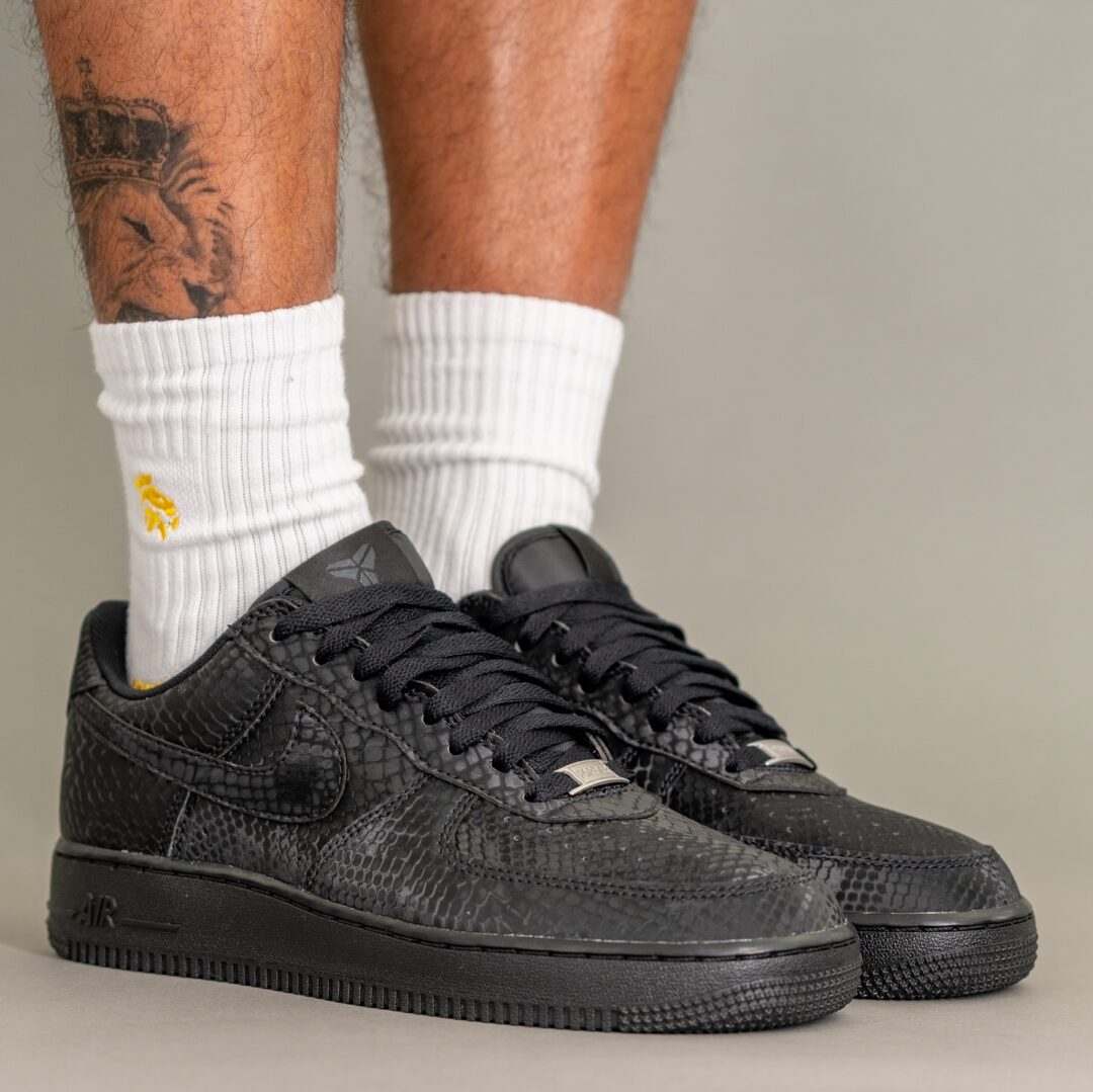 【2026年 春 発売予定】Kobe Bryant Forever × NIKE AIR FORCE 1 LOW QS “Triple Black” (コービー・ブライアント ナイキ エア フォース 1 ロー レトロ “トリプルブラック”) [IB0018-003]
