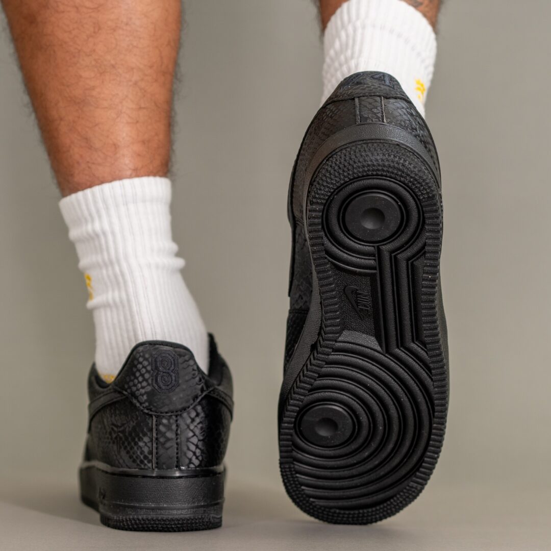 【2026年 春 発売予定】Kobe Bryant Forever × NIKE AIR FORCE 1 LOW QS “Triple Black” (コービー・ブライアント ナイキ エア フォース 1 ロー レトロ “トリプルブラック”) [IB0018-003]