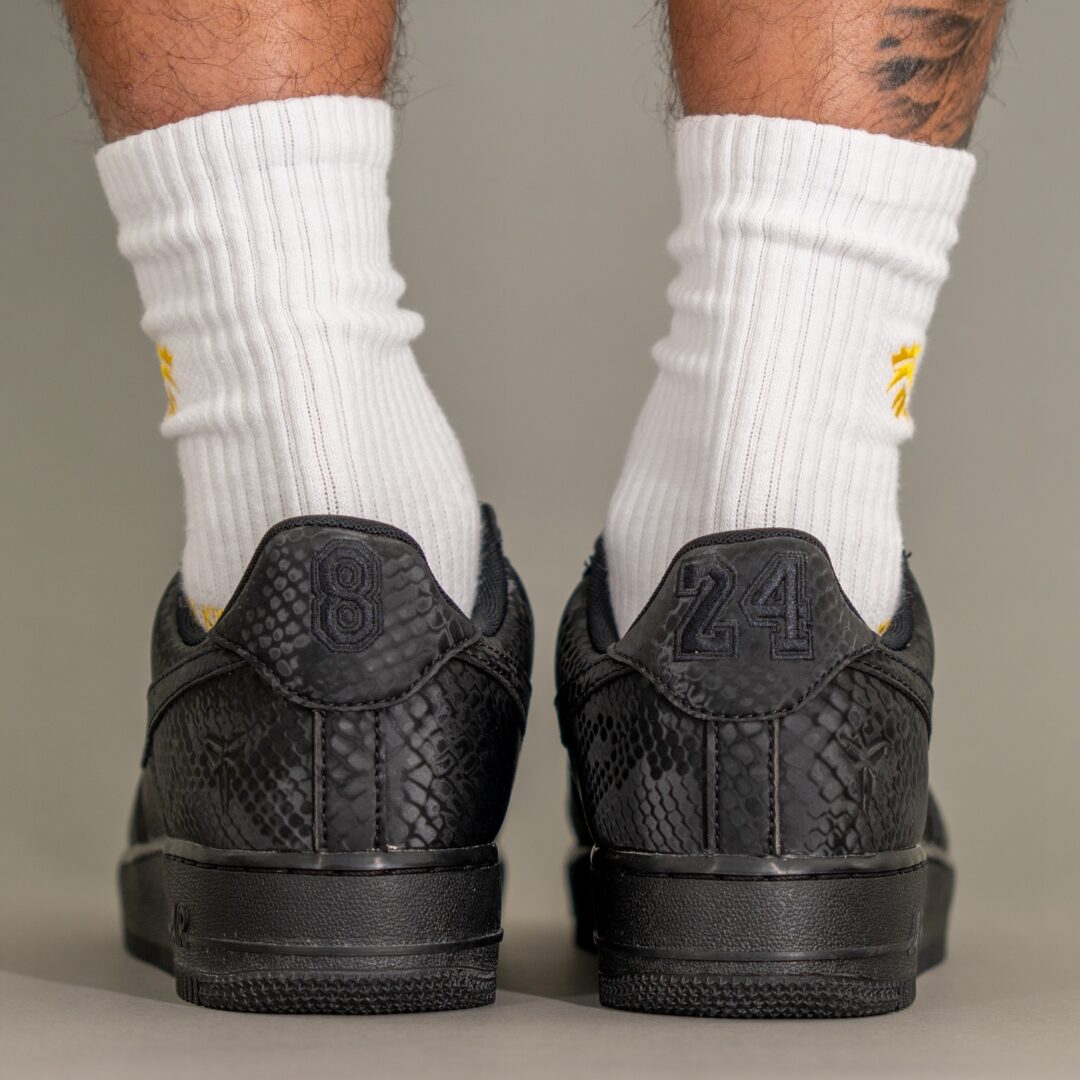 【2026年 春 発売予定】Kobe Bryant Forever × NIKE AIR FORCE 1 LOW QS “Triple Black” (コービー・ブライアント ナイキ エア フォース 1 ロー レトロ “トリプルブラック”) [IB0018-003]
