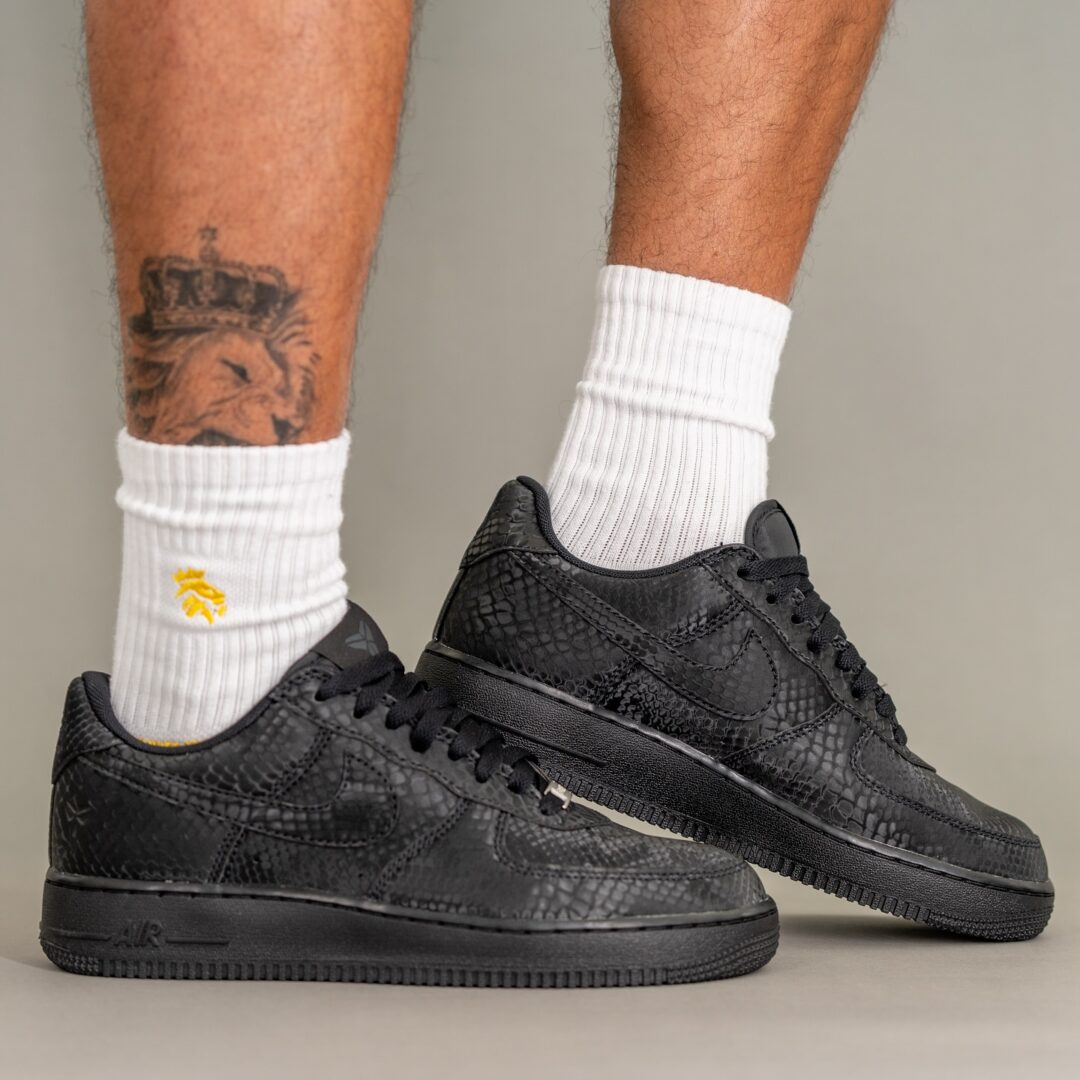 【2026年 春 発売予定】Kobe Bryant Forever × NIKE AIR FORCE 1 LOW QS “Triple Black” (コービー・ブライアント ナイキ エア フォース 1 ロー レトロ “トリプルブラック”) [IB0018-003]