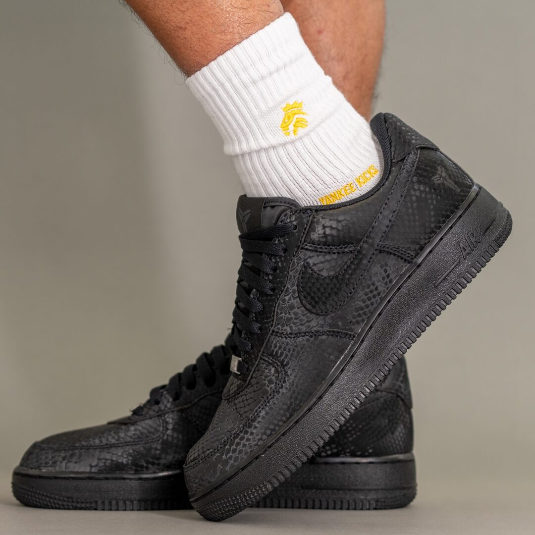 【2026年 春 発売予定】Kobe Bryant Forever × NIKE AIR FORCE 1 LOW QS “Triple Black” (コービー・ブライアント ナイキ エア フォース 1 ロー レトロ “トリプルブラック”) [IB0018-003]