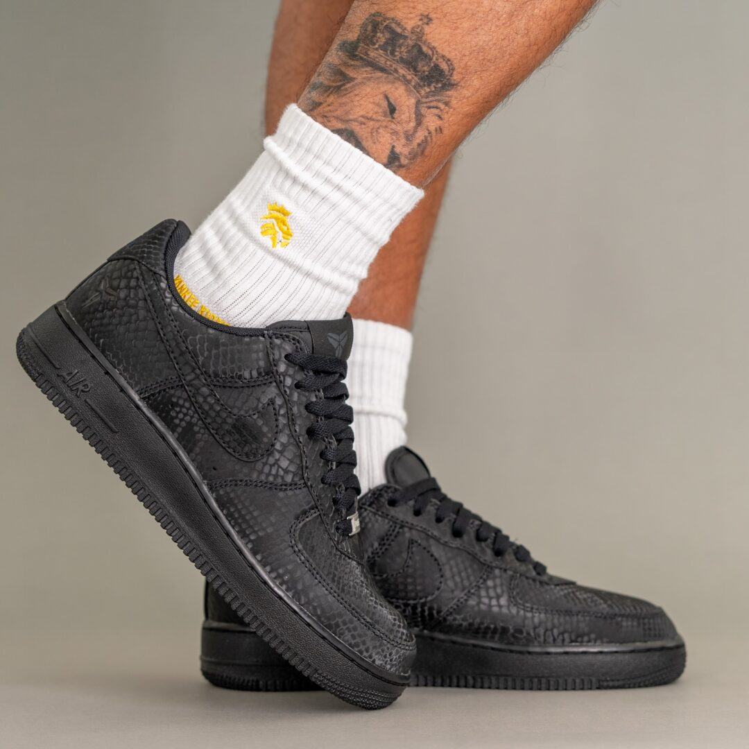 【2026年 春 発売予定】Kobe Bryant Forever × NIKE AIR FORCE 1 LOW QS “Triple Black” (コービー・ブライアント ナイキ エア フォース 1 ロー レトロ “トリプルブラック”) [IB0018-003]