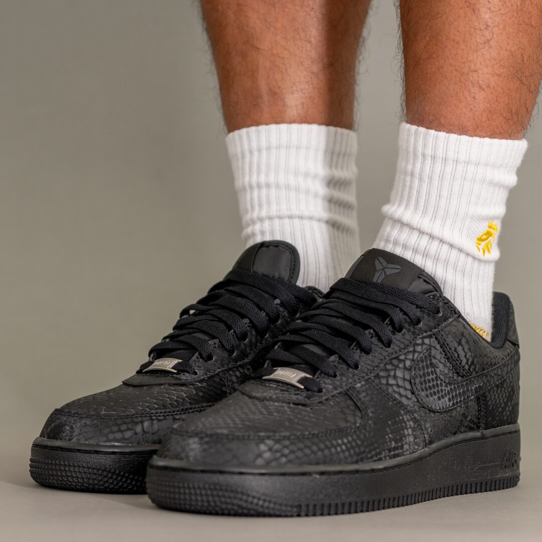 【2026年 春 発売予定】Kobe Bryant Forever × NIKE AIR FORCE 1 LOW QS “Triple Black” (コービー・ブライアント ナイキ エア フォース 1 ロー レトロ “トリプルブラック”) [IB0018-003]