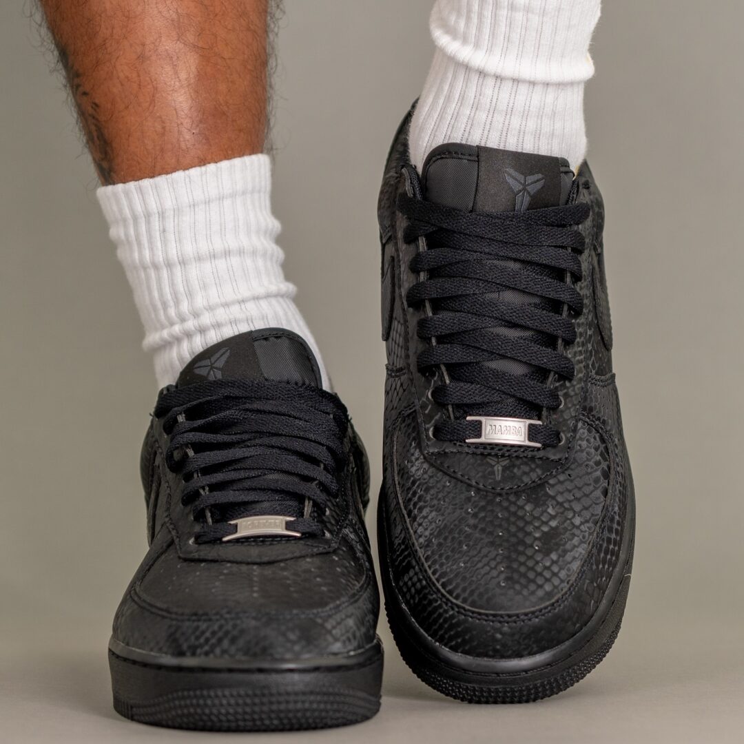 【2026年 春 発売予定】Kobe Bryant Forever × NIKE AIR FORCE 1 LOW QS “Triple Black” (コービー・ブライアント ナイキ エア フォース 1 ロー レトロ “トリプルブラック”) [IB0018-003]