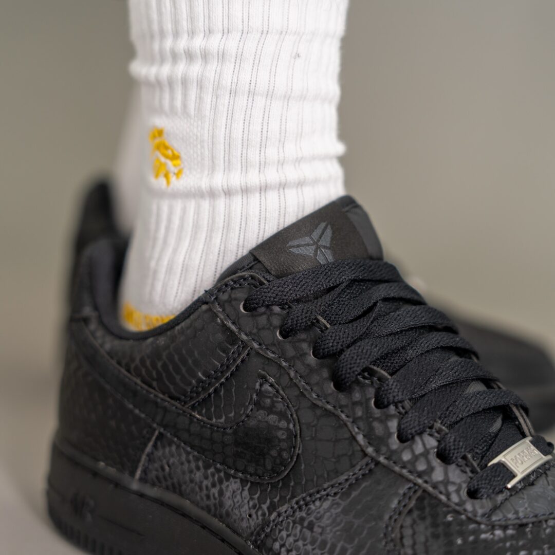 【2026年 春 発売予定】Kobe Bryant Forever × NIKE AIR FORCE 1 LOW QS “Triple Black” (コービー・ブライアント ナイキ エア フォース 1 ロー レトロ “トリプルブラック”) [IB0018-003]