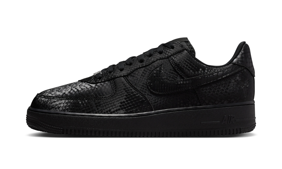 【2025年 11/1 発売】Kobe Bryant Forever × NIKE AIR FORCE 1 LOW QS “Triple Black” (コービー・ブライアント ナイキ エア フォース 1 ロー レトロ “トリプルブラック”) [IB0018-003]