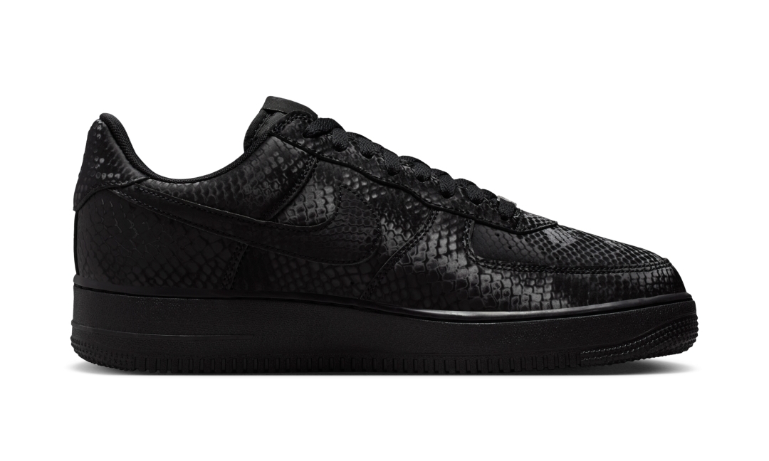 【2025年 11/1 発売】Kobe Bryant Forever × NIKE AIR FORCE 1 LOW QS “Triple Black” (コービー・ブライアント ナイキ エア フォース 1 ロー レトロ “トリプルブラック”) [IB0018-003]