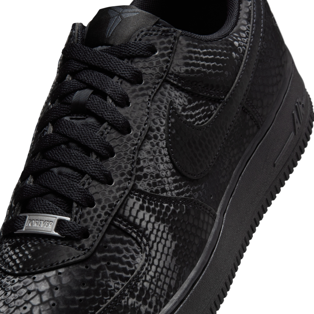 【2025年 11/1 発売】Kobe Bryant Forever × NIKE AIR FORCE 1 LOW QS “Triple Black” (コービー・ブライアント ナイキ エア フォース 1 ロー レトロ “トリプルブラック”) [IB0018-003]