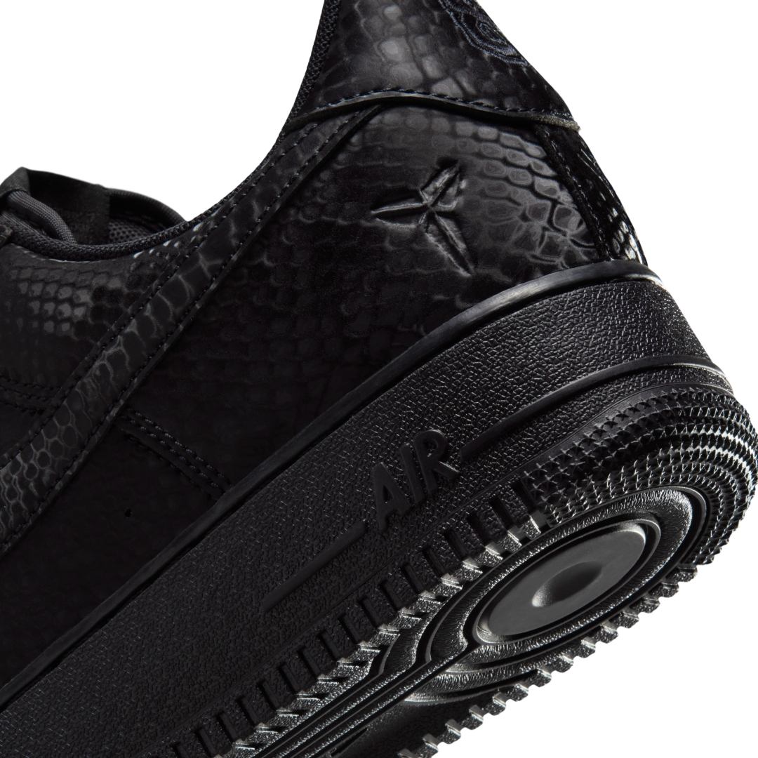 【2025年 11/1 発売】Kobe Bryant Forever × NIKE AIR FORCE 1 LOW QS “Triple Black” (コービー・ブライアント ナイキ エア フォース 1 ロー レトロ “トリプルブラック”) [IB0018-003]