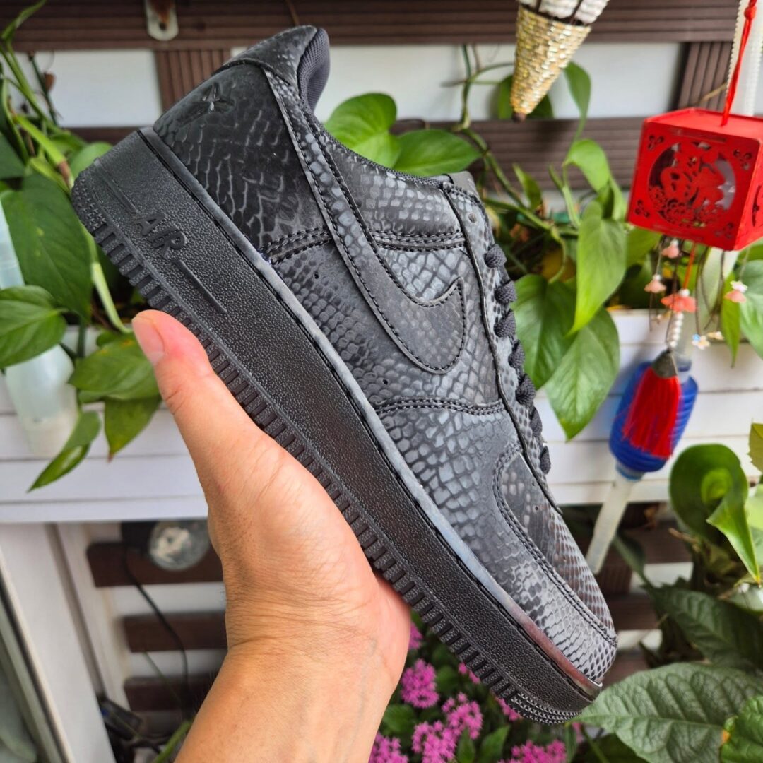 【2026年 春 発売予定】Kobe Bryant Forever × NIKE AIR FORCE 1 LOW QS “Triple Black” (コービー・ブライアント ナイキ エア フォース 1 ロー レトロ “トリプルブラック”) [IB0018-003]