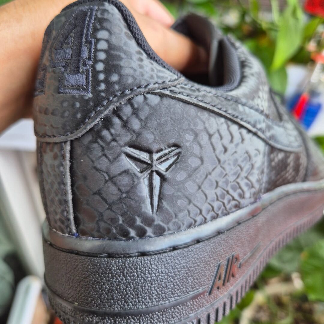 【2026年 春 発売予定】Kobe Bryant Forever × NIKE AIR FORCE 1 LOW QS “Triple Black” (コービー・ブライアント ナイキ エア フォース 1 ロー レトロ “トリプルブラック”) [IB0018-003]